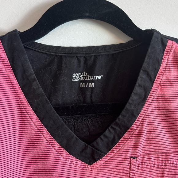 Scrub top, size medium. - Picture 2 of 2